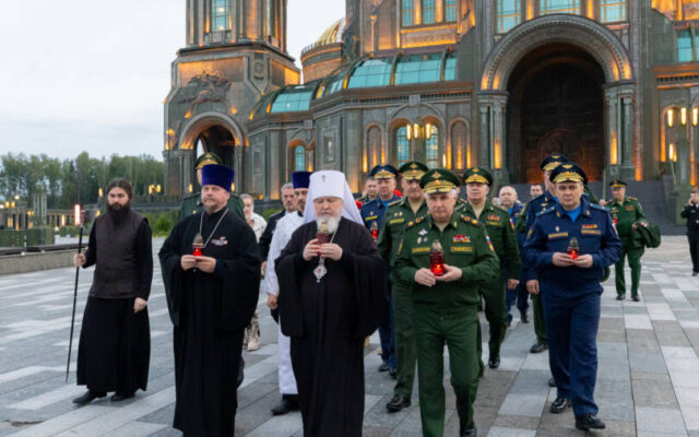 Митрополит Кирилл принял участие в мемориальной акции «Свеча памяти» у Главного храма Вооруженных Сил РФ